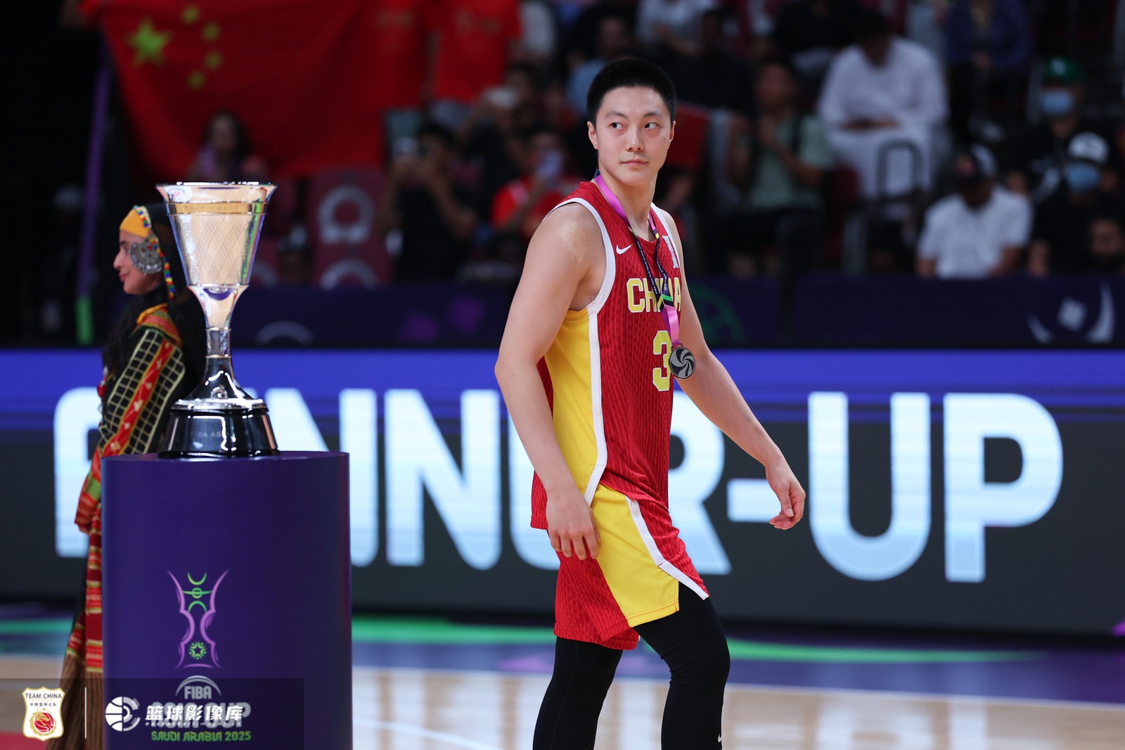 因膝伤此次未出战？贺希宁社媒回复胡明轩：膝盖快点好起来