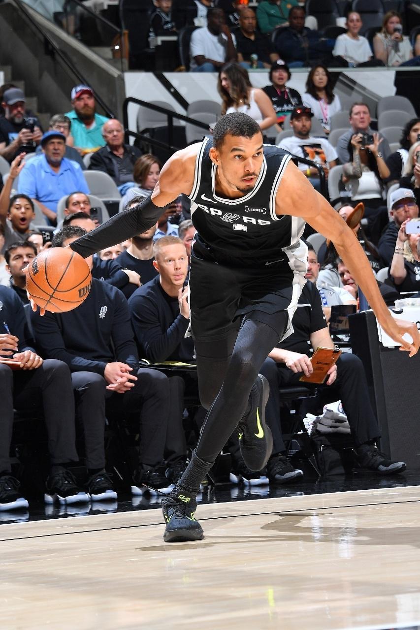 开云官网-文班38+16+5帽历史第二马刺大胜活塞 福克斯29分坎宁安26+8